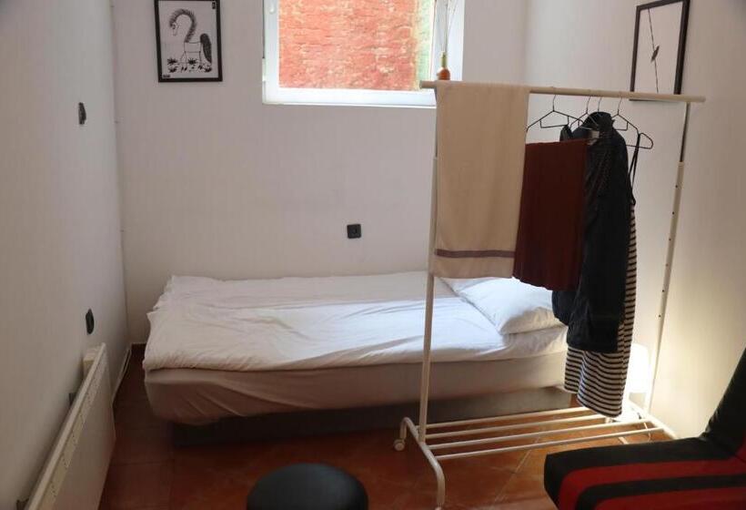 استودیوی استاندارد, Hostel Karavan Inn