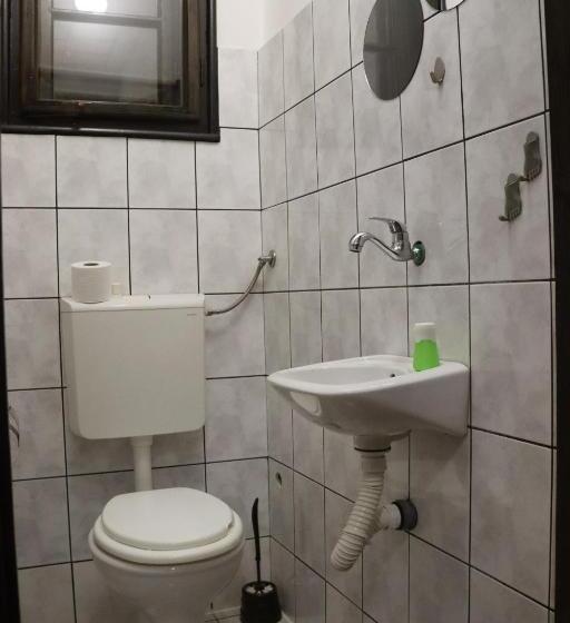 استودیوی استاندارد, Hostel Karavan Inn