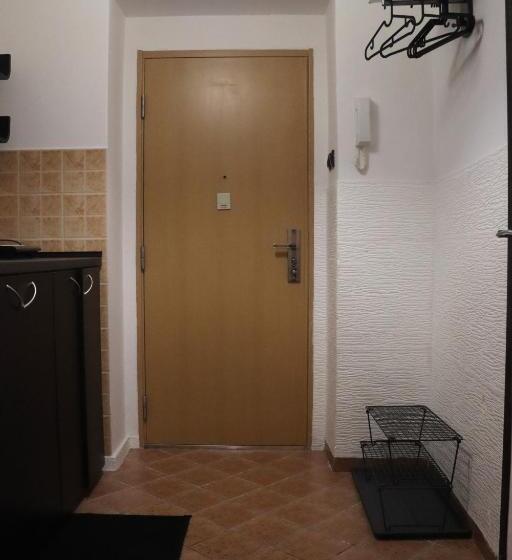 استودیوی استاندارد, Hostel Karavan Inn