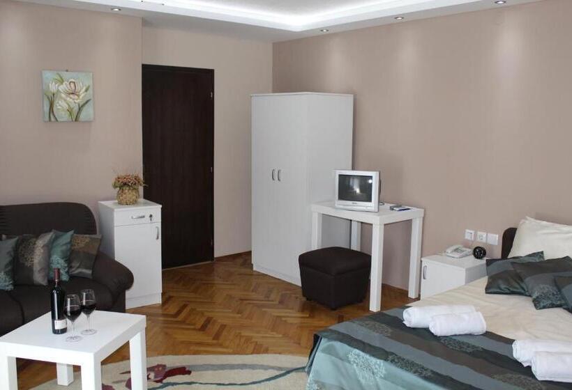 テラス付き１ベッドルームアパートメント, Danica