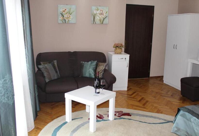 テラス付き１ベッドルームアパートメント, Danica