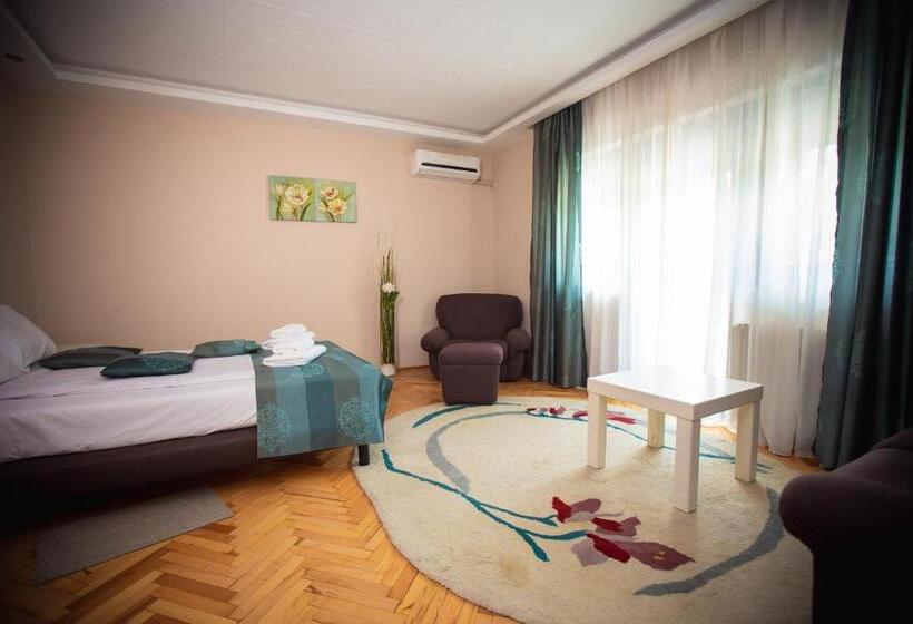 テラス付き１ベッドルームアパートメント, Danica