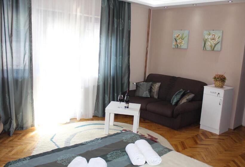 テラス付き１ベッドルームアパートメント, Danica