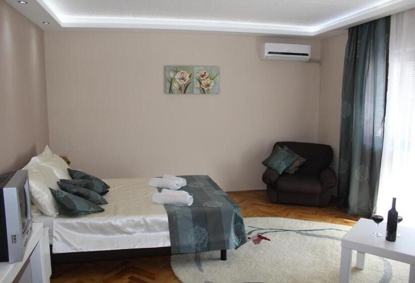 テラス付き１ベッドルームアパートメント, Danica