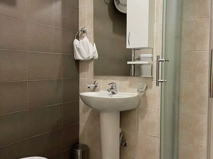 استودیوی استاندارد, Garni Hotel Ema