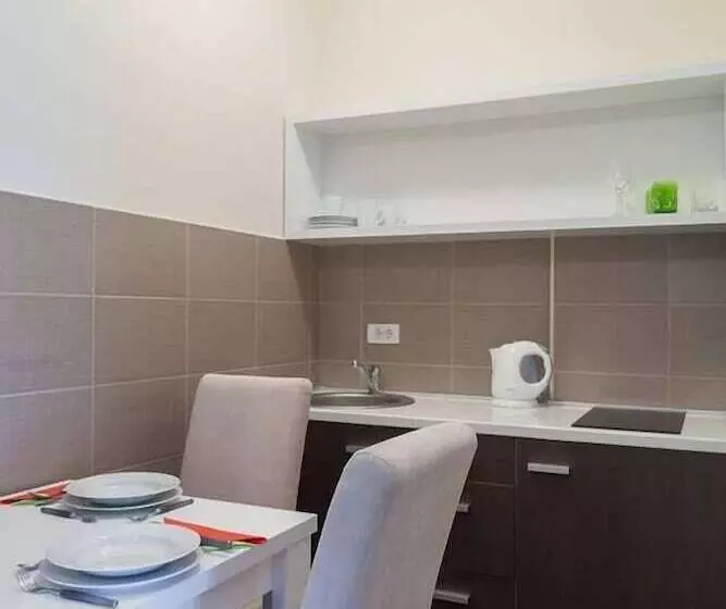 استودیوی استاندارد, Garni Hotel Ema