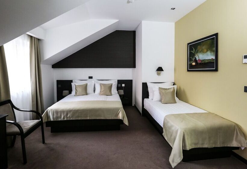 חדר סטנדרט לשלושה, Garni Hotel Zen