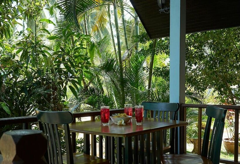 Семейное Бунгало, Blue Beach Bungalow