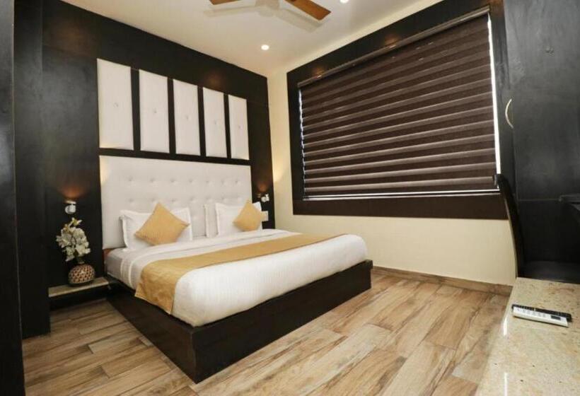 带阳台的豪华间, Super Townhouse Dharamshala Near Norbulingka Institute