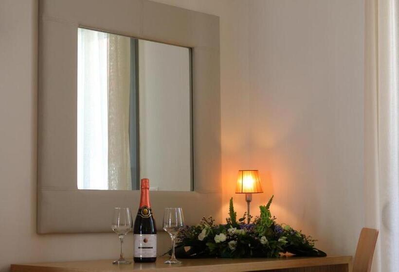 Chambre Standard avec Balcon, Artemis Plaza