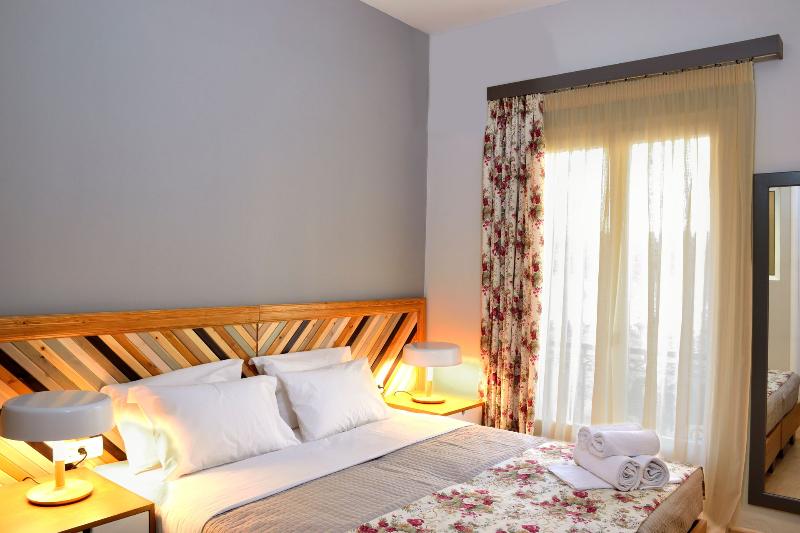 غرفة كلاسيكية, Elia Dorotheou