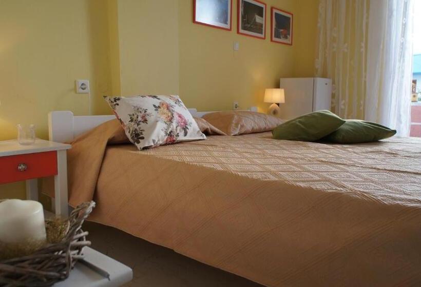 غرفة قياسية مطلّة علي البحر, Idi