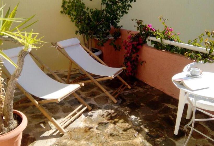 غرفة قياسية مطلّة علي البحر, Idi