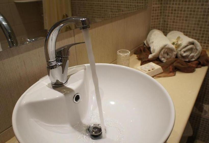 غرفة قياسية مطلّة علي البحر, Idi