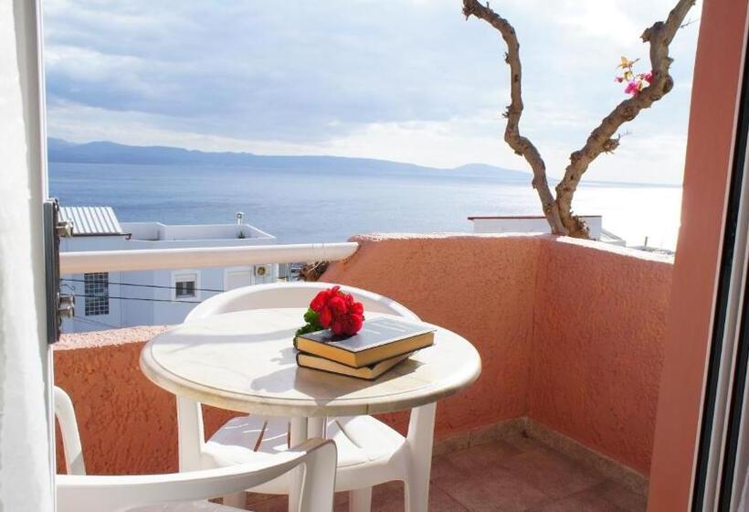 غرفة قياسية مطلّة علي البحر, Idi