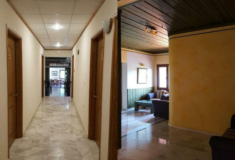 اتاق استاندارد سه نفره, Spanias