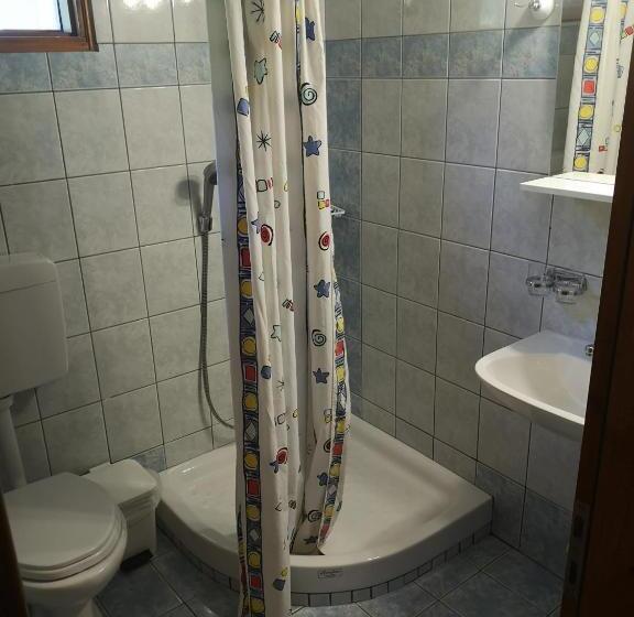 اتاق استاندارد چهار تخته, Spanias