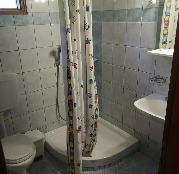 スタンダード４人部屋, Spanias