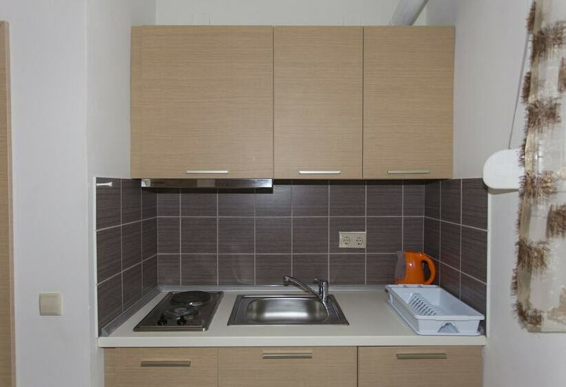 غرفة قياسية ثلاثية مطلة علي الحديقة, Studio Ristas 2