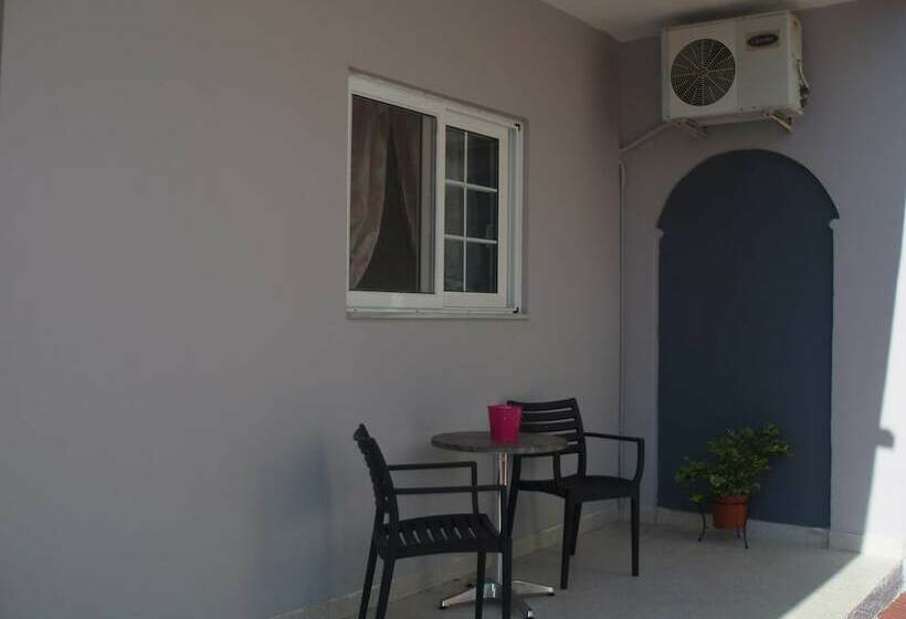 דירת חדר בקומת קרקע, Platoni Elite