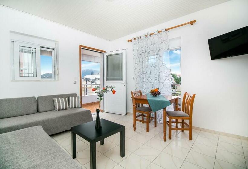 דירת חדר נוף לגינה, Platoni Elite