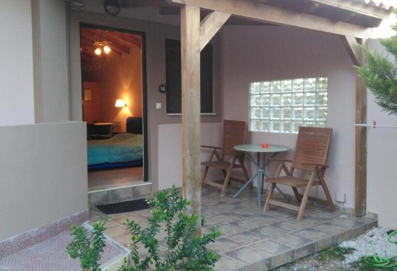 بنجلو قياسى مطلّ علي الحديقة, The Santo George Beach Resort