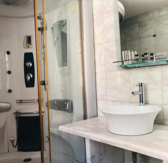 스탠다드 룸, Akontisma