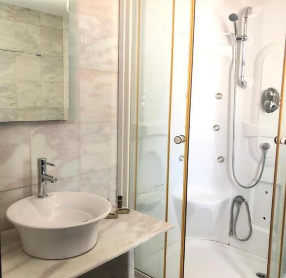 스탠다드 룸, Akontisma