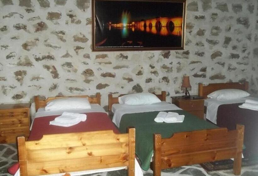 스탠다드 트리플 룸, Akontisma