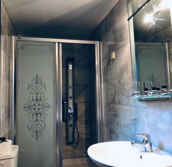 스탠다드 트리플 룸, Akontisma