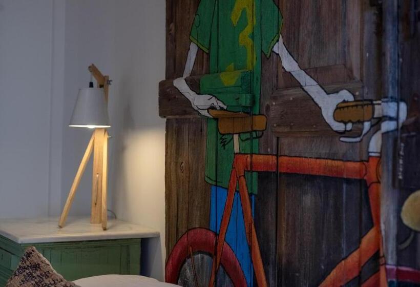 غرفة سوبيريور, Amymone And Adiandi