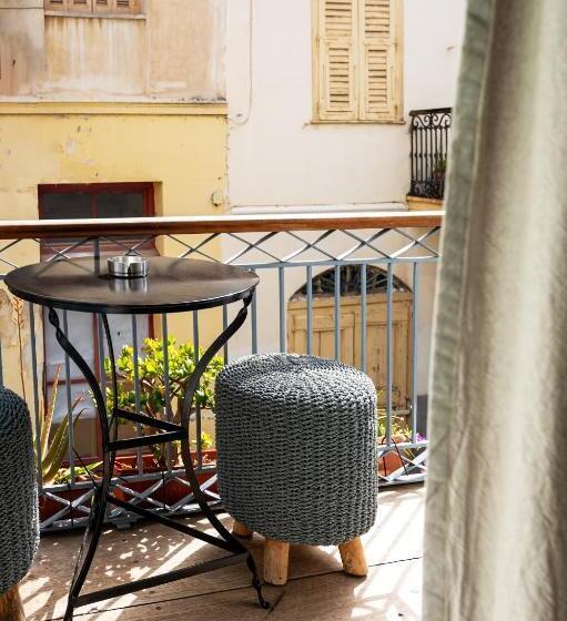 غرفة قياسية, Amymone And Adiandi