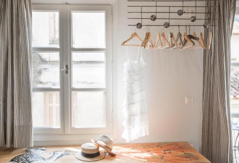 غرفة قياسية, Amymone And Adiandi