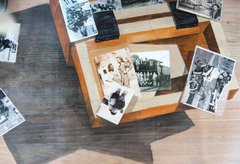 غرفة إقتصادية, Amymone And Adiandi