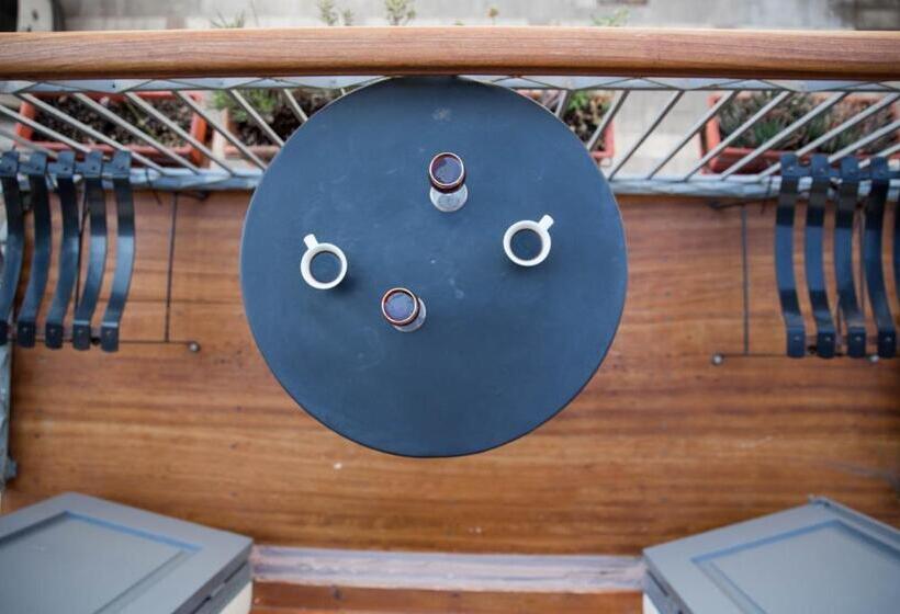 جناح عائلي, Amymone And Adiandi