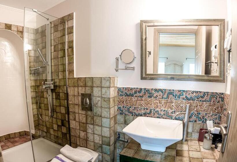 Quarto Superior com Sacada, Amymone And Adiandi