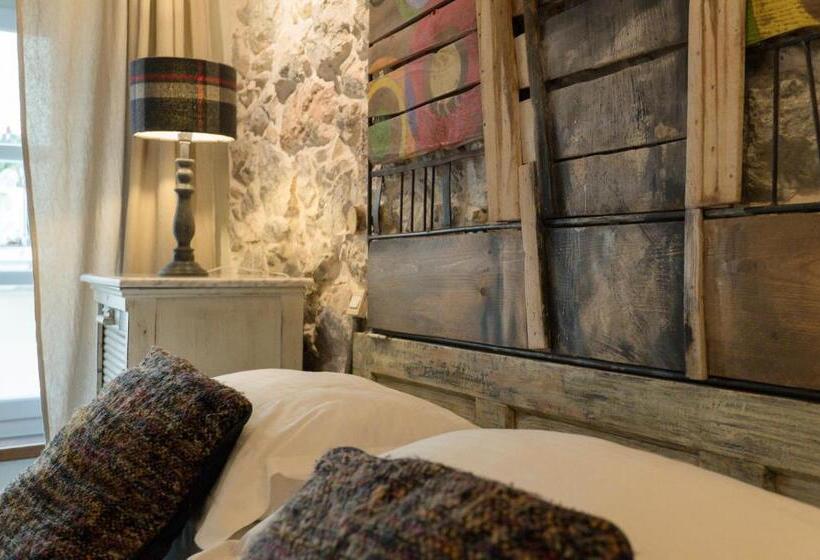 Quarto Superior com Sacada, Amymone And Adiandi