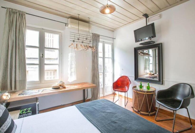 غرفة قياسية, Amymone And Adiandi