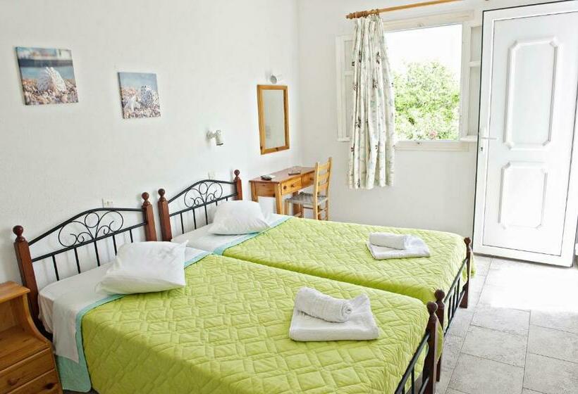 غرفة قياسية ثلاثية, Evagelia's Place