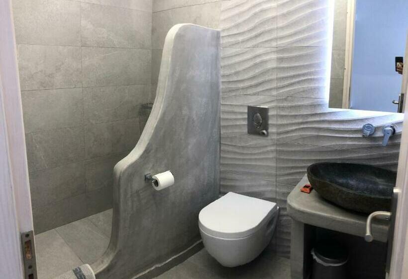 اتاق استاندارد, Evagelia's Place