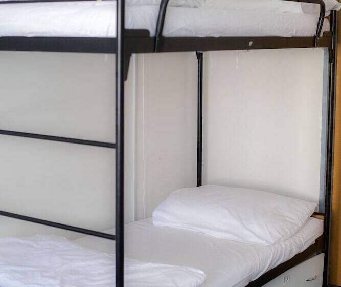 تختخواب در اتاق مشترک, Hostel And Apartment Blue88