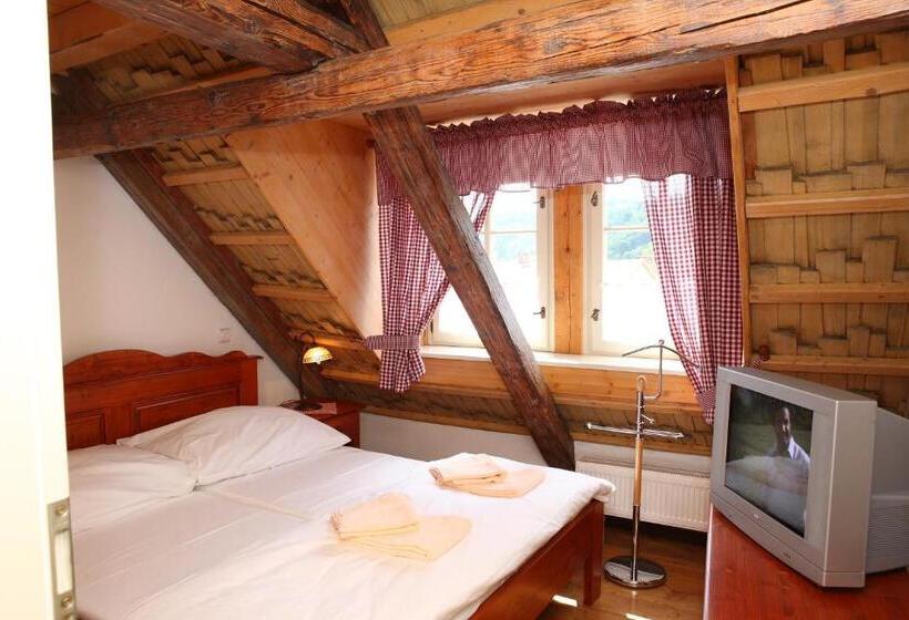 חדר משפחתי, Hradní Bašta