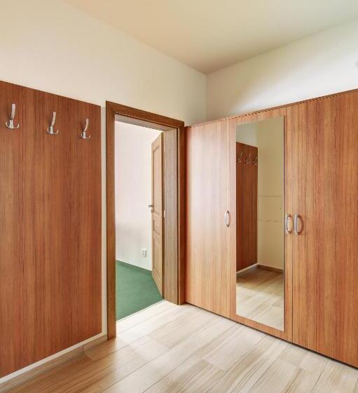 חדר משפחתי, Hradní Bašta