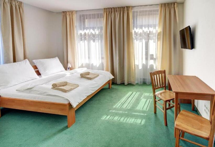 חדר משפחתי, Hradní Bašta