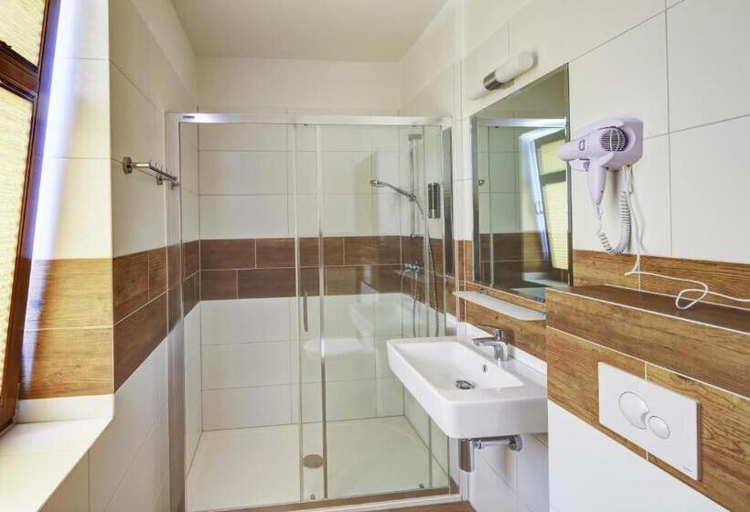 חדר משפחתי, Hradní Bašta