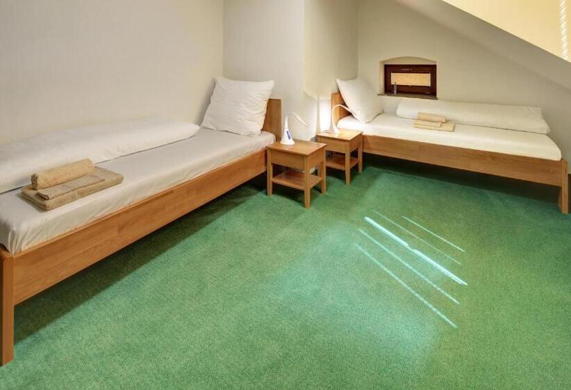 חדר משפחתי, Hradní Bašta