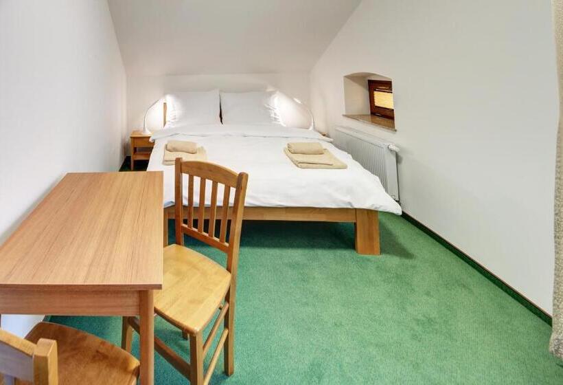 חדר משפחתי, Hradní Bašta