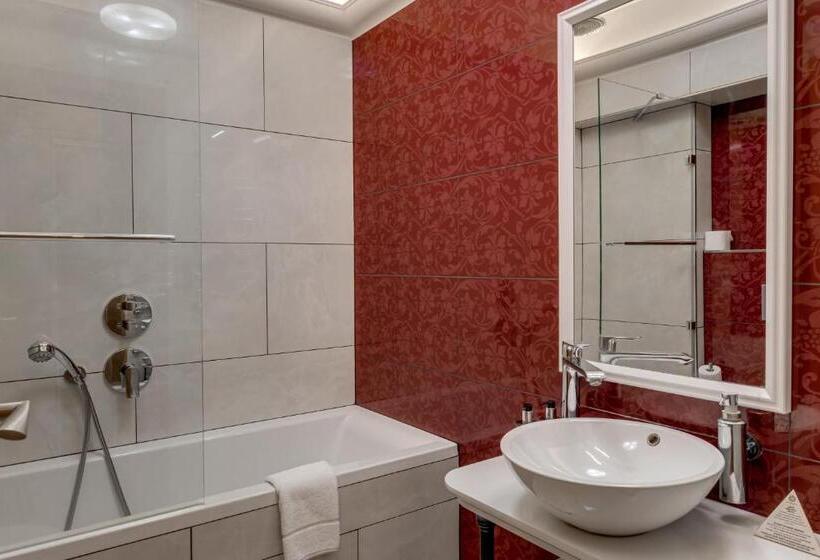 اتاق لوکس سه تخته, Louren The Bridge Inn