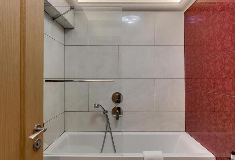 اتاق لوکس سه تخته, Louren The Bridge Inn