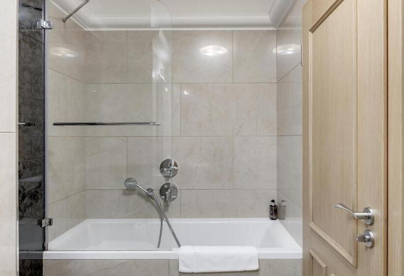 اتاق لوکس سه تخته, Louren The Bridge Inn